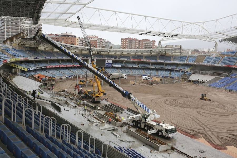 El sábado se instaló la primera plancha visible desde el exterior de uno de los elementos más espectaculares del nuevo Anoeta, la cubierta de EFTE que caracterizará al estadio, especialmente de noche cuando se iluminará de azul y le dará una imagen espectacular. 