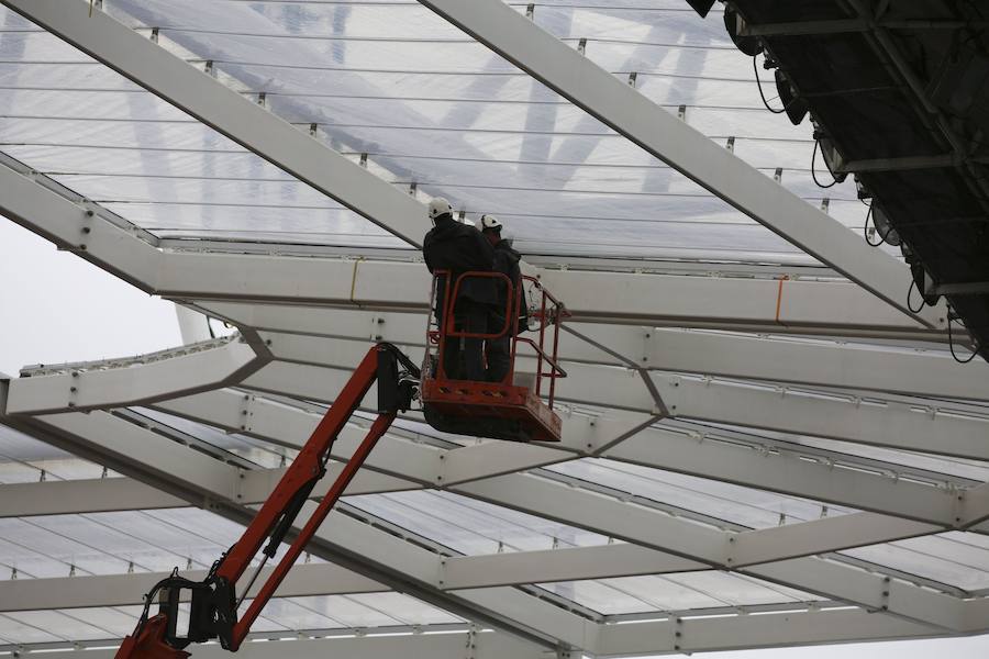 El sábado se instaló la primera plancha visible desde el exterior de uno de los elementos más espectaculares del nuevo Anoeta, la cubierta de EFTE que caracterizará al estadio, especialmente de noche cuando se iluminará de azul y le dará una imagen espectacular. 