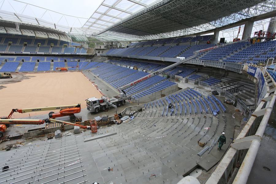 El sábado se instaló la primera plancha visible desde el exterior de uno de los elementos más espectaculares del nuevo Anoeta, la cubierta de EFTE que caracterizará al estadio, especialmente de noche cuando se iluminará de azul y le dará una imagen espectacular. 