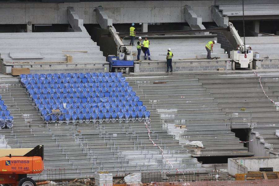 El sábado se instaló la primera plancha visible desde el exterior de uno de los elementos más espectaculares del nuevo Anoeta, la cubierta de EFTE que caracterizará al estadio, especialmente de noche cuando se iluminará de azul y le dará una imagen espectacular. 