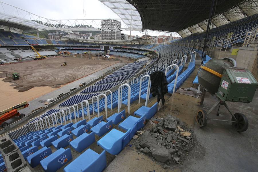 El sábado se instaló la primera plancha visible desde el exterior de uno de los elementos más espectaculares del nuevo Anoeta, la cubierta de EFTE que caracterizará al estadio, especialmente de noche cuando se iluminará de azul y le dará una imagen espectacular. 