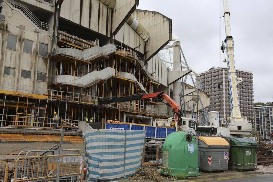 El sábado se instaló la primera plancha visible desde el exterior de uno de los elementos más espectaculares del nuevo Anoeta, la cubierta de EFTE que caracterizará al estadio, especialmente de noche cuando se iluminará de azul y le dará una imagen espectacular. 