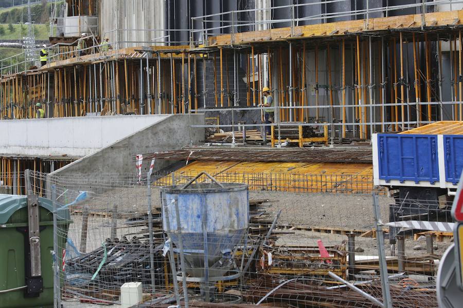 El sábado se instaló la primera plancha visible desde el exterior de uno de los elementos más espectaculares del nuevo Anoeta, la cubierta de EFTE que caracterizará al estadio, especialmente de noche cuando se iluminará de azul y le dará una imagen espectacular. 