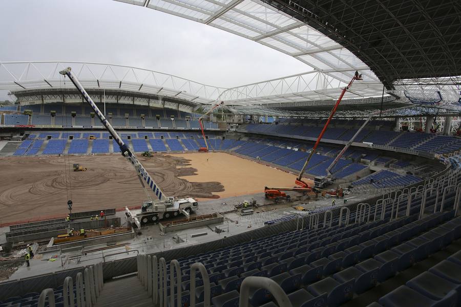 El sábado se instaló la primera plancha visible desde el exterior de uno de los elementos más espectaculares del nuevo Anoeta, la cubierta de EFTE que caracterizará al estadio, especialmente de noche cuando se iluminará de azul y le dará una imagen espectacular. 