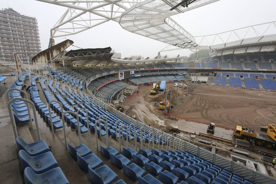 El sábado se instaló la primera plancha visible desde el exterior de uno de los elementos más espectaculares del nuevo Anoeta, la cubierta de EFTE que caracterizará al estadio, especialmente de noche cuando se iluminará de azul y le dará una imagen espectacular. 