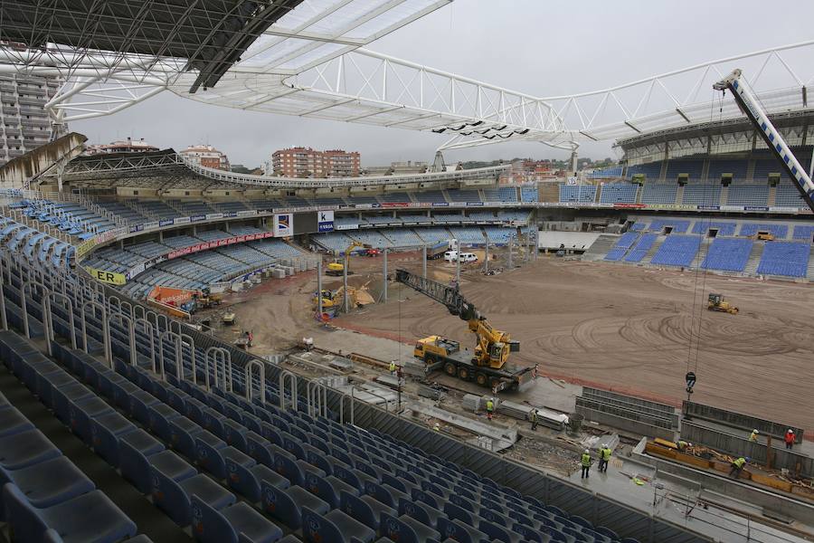 El sábado se instaló la primera plancha visible desde el exterior de uno de los elementos más espectaculares del nuevo Anoeta, la cubierta de EFTE que caracterizará al estadio, especialmente de noche cuando se iluminará de azul y le dará una imagen espectacular. 