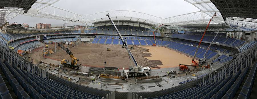 El sábado se instaló la primera plancha visible desde el exterior de uno de los elementos más espectaculares del nuevo Anoeta, la cubierta de EFTE que caracterizará al estadio, especialmente de noche cuando se iluminará de azul y le dará una imagen espectacular. 
