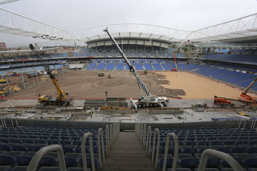 El sábado se instaló la primera plancha visible desde el exterior de uno de los elementos más espectaculares del nuevo Anoeta, la cubierta de EFTE que caracterizará al estadio, especialmente de noche cuando se iluminará de azul y le dará una imagen espectacular. 