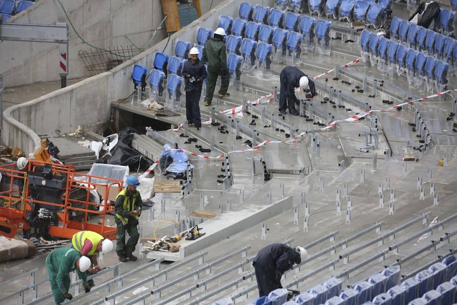 El sábado se instaló la primera plancha visible desde el exterior de uno de los elementos más espectaculares del nuevo Anoeta, la cubierta de EFTE que caracterizará al estadio, especialmente de noche cuando se iluminará de azul y le dará una imagen espectacular. 