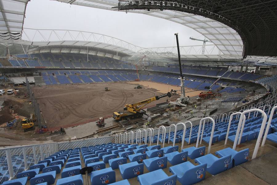 El sábado se instaló la primera plancha visible desde el exterior de uno de los elementos más espectaculares del nuevo Anoeta, la cubierta de EFTE que caracterizará al estadio, especialmente de noche cuando se iluminará de azul y le dará una imagen espectacular. 
