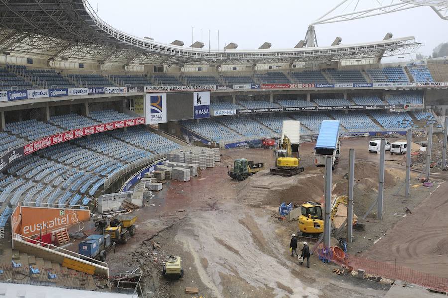El sábado se instaló la primera plancha visible desde el exterior de uno de los elementos más espectaculares del nuevo Anoeta, la cubierta de EFTE que caracterizará al estadio, especialmente de noche cuando se iluminará de azul y le dará una imagen espectacular. 