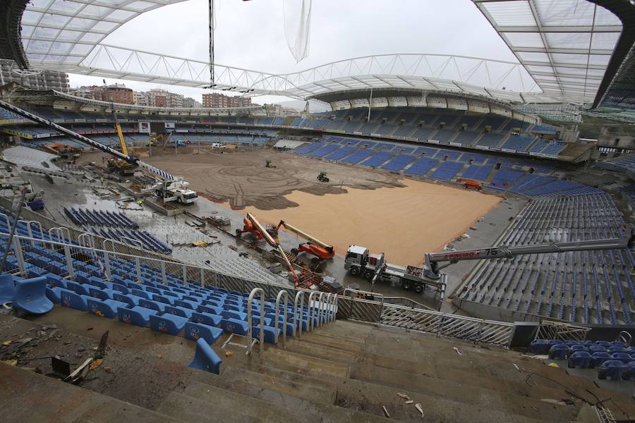 El sábado se instaló la primera plancha visible desde el exterior de uno de los elementos más espectaculares del nuevo Anoeta, la cubierta de EFTE que caracterizará al estadio, especialmente de noche cuando se iluminará de azul y le dará una imagen espectacular. 
