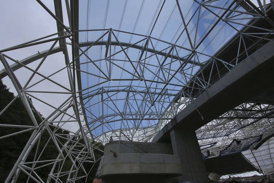 El sábado se instaló la primera plancha visible desde el exterior de uno de los elementos más espectaculares del nuevo Anoeta, la cubierta de EFTE que caracterizará al estadio, especialmente de noche cuando se iluminará de azul y le dará una imagen espectacular. 