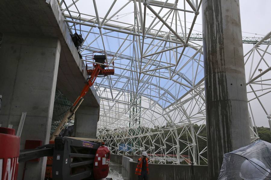 El sábado se instaló la primera plancha visible desde el exterior de uno de los elementos más espectaculares del nuevo Anoeta, la cubierta de EFTE que caracterizará al estadio, especialmente de noche cuando se iluminará de azul y le dará una imagen espectacular. 