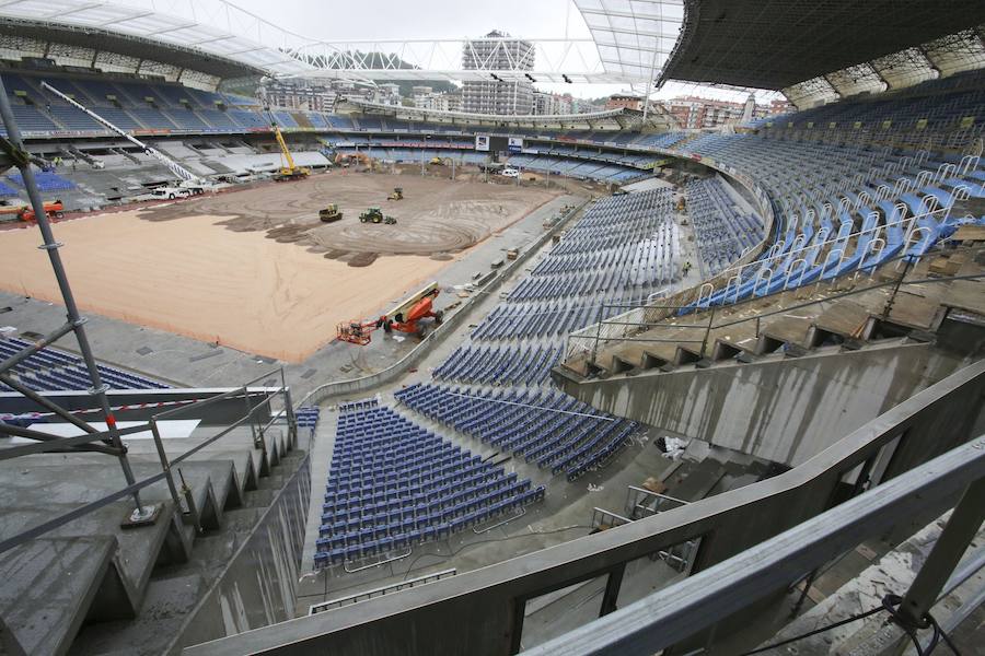 El sábado se instaló la primera plancha visible desde el exterior de uno de los elementos más espectaculares del nuevo Anoeta, la cubierta de EFTE que caracterizará al estadio, especialmente de noche cuando se iluminará de azul y le dará una imagen espectacular. 