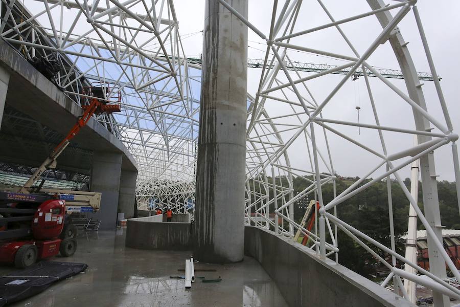 El sábado se instaló la primera plancha visible desde el exterior de uno de los elementos más espectaculares del nuevo Anoeta, la cubierta de EFTE que caracterizará al estadio, especialmente de noche cuando se iluminará de azul y le dará una imagen espectacular. 