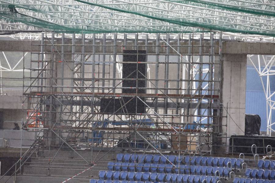 El sábado se instaló la primera plancha visible desde el exterior de uno de los elementos más espectaculares del nuevo Anoeta, la cubierta de EFTE que caracterizará al estadio, especialmente de noche cuando se iluminará de azul y le dará una imagen espectacular. 