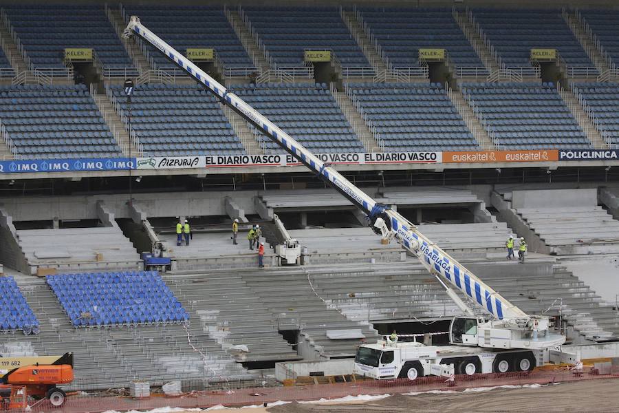 El sábado se instaló la primera plancha visible desde el exterior de uno de los elementos más espectaculares del nuevo Anoeta, la cubierta de EFTE que caracterizará al estadio, especialmente de noche cuando se iluminará de azul y le dará una imagen espectacular. 