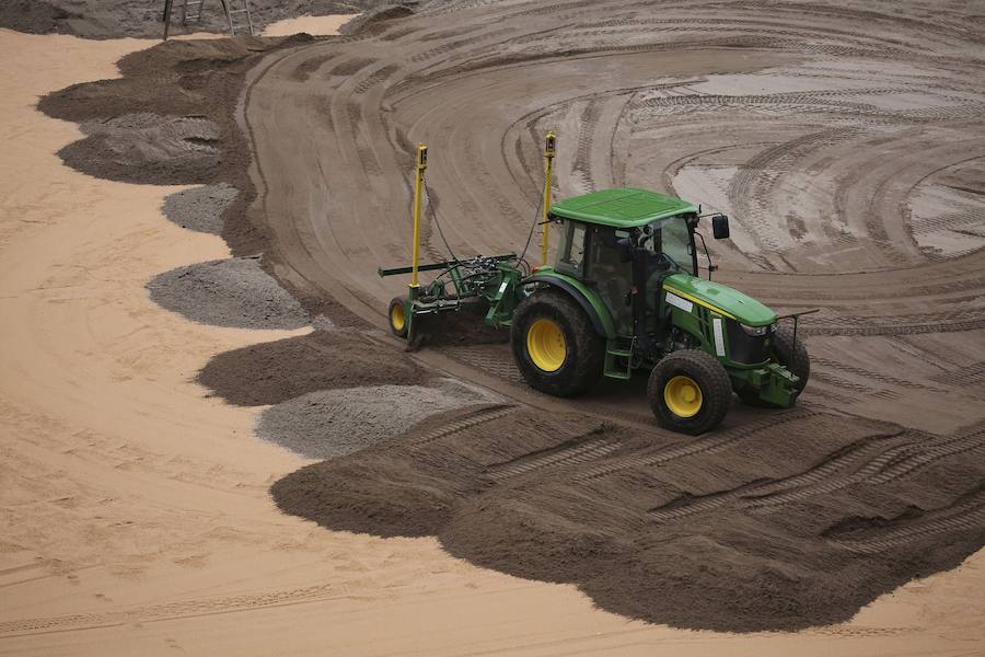 El sábado se instaló la primera plancha visible desde el exterior de uno de los elementos más espectaculares del nuevo Anoeta, la cubierta de EFTE que caracterizará al estadio, especialmente de noche cuando se iluminará de azul y le dará una imagen espectacular. 