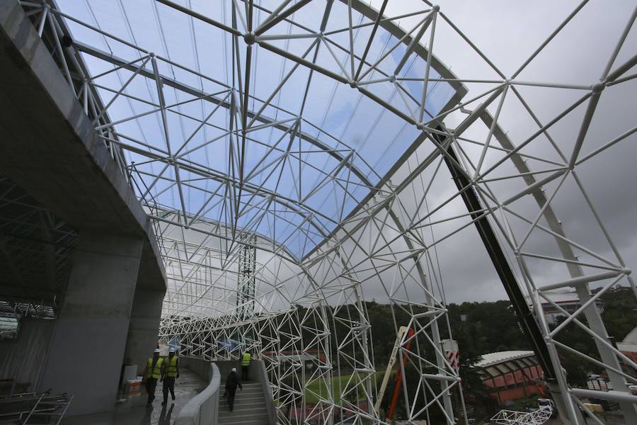 El sábado se instaló la primera plancha visible desde el exterior de uno de los elementos más espectaculares del nuevo Anoeta, la cubierta de EFTE que caracterizará al estadio, especialmente de noche cuando se iluminará de azul y le dará una imagen espectacular. 