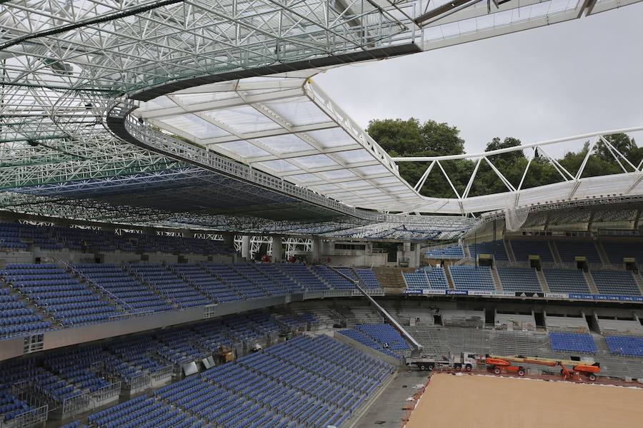 El sábado se instaló la primera plancha visible desde el exterior de uno de los elementos más espectaculares del nuevo Anoeta, la cubierta de EFTE que caracterizará al estadio, especialmente de noche cuando se iluminará de azul y le dará una imagen espectacular. 