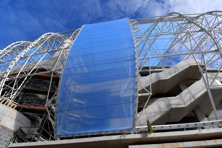 El sábado se instaló la primera plancha visible desde el exterior de uno de los elementos más espectaculares del nuevo Anoeta, la cubierta de EFTE que caracterizará al estadio, especialmente de noche cuando se iluminará de azul y le dará una imagen espectacular. 