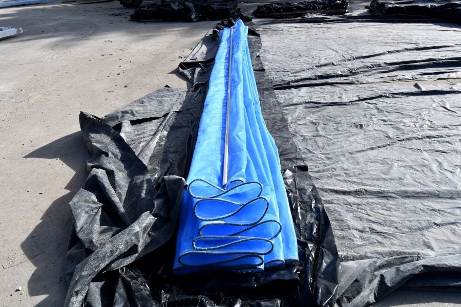 El sábado se instaló la primera plancha visible desde el exterior de uno de los elementos más espectaculares del nuevo Anoeta, la cubierta de EFTE que caracterizará al estadio, especialmente de noche cuando se iluminará de azul y le dará una imagen espectacular. 