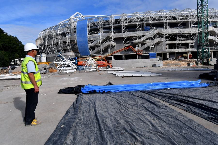 El sábado se instaló la primera plancha visible desde el exterior de uno de los elementos más espectaculares del nuevo Anoeta, la cubierta de EFTE que caracterizará al estadio, especialmente de noche cuando se iluminará de azul y le dará una imagen espectacular. 