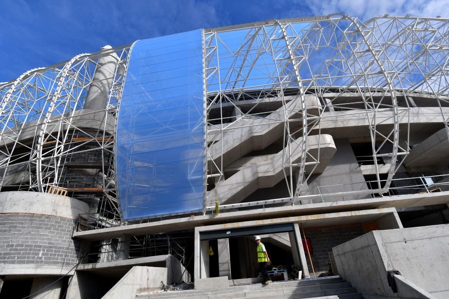 El sábado se instaló la primera plancha visible desde el exterior de uno de los elementos más espectaculares del nuevo Anoeta, la cubierta de EFTE que caracterizará al estadio, especialmente de noche cuando se iluminará de azul y le dará una imagen espectacular. 