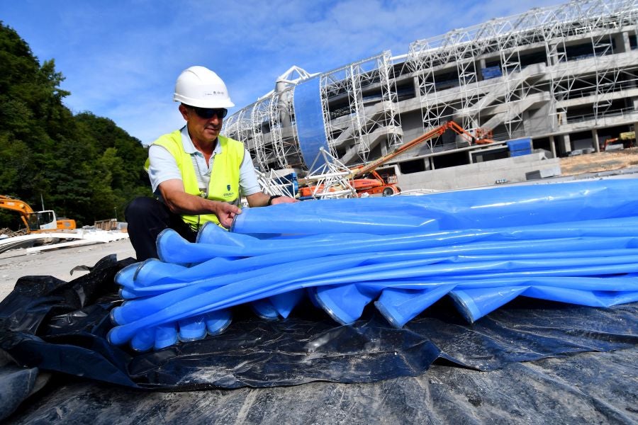 El sábado se instaló la primera plancha visible desde el exterior de uno de los elementos más espectaculares del nuevo Anoeta, la cubierta de EFTE que caracterizará al estadio, especialmente de noche cuando se iluminará de azul y le dará una imagen espectacular. 