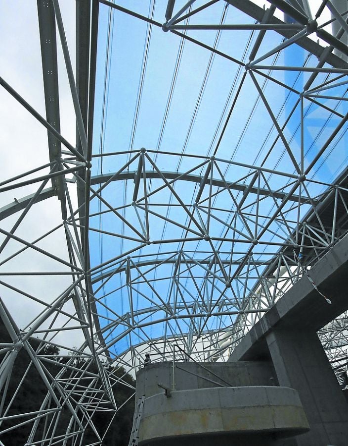 El sábado se instaló la primera plancha visible desde el exterior de uno de los elementos más espectaculares del nuevo Anoeta, la cubierta de EFTE que caracterizará al estadio, especialmente de noche cuando se iluminará de azul y le dará una imagen espectacular. 