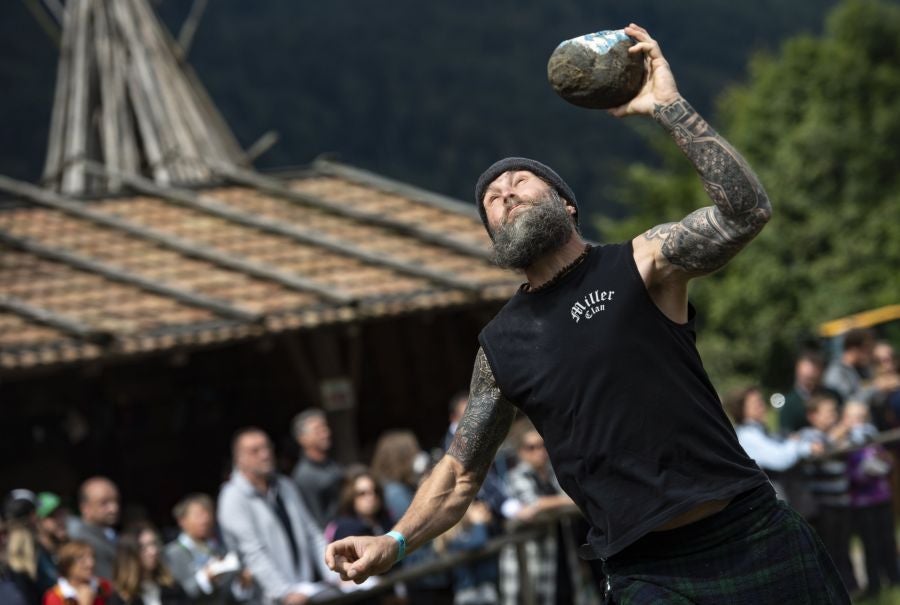 En Schliersee, Baviera, los participantes de Alemania, Suiza y Austria miden sus fuerzas en once disciplinas diferentes, dentro del VII Highland Games Schliersee.