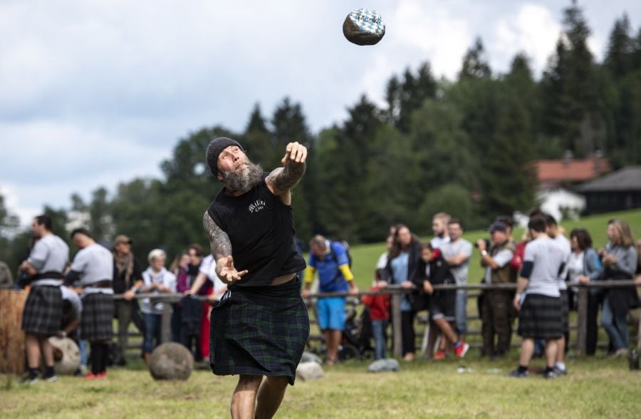 En Schliersee, Baviera, los participantes de Alemania, Suiza y Austria miden sus fuerzas en once disciplinas diferentes, dentro del VII Highland Games Schliersee.