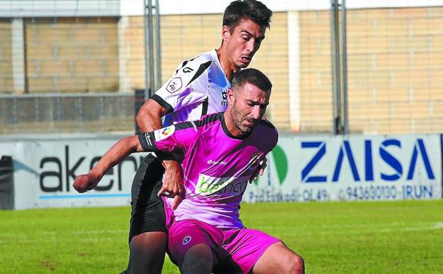 Julen Etxabeguren. El central fue una de las seis novedades en el conjunto irundarra. 