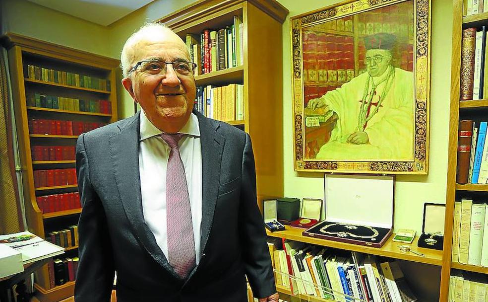 Luis María Zavala, en su casa, junto a un retrato con el uniforme de la Orden de Santiago. 