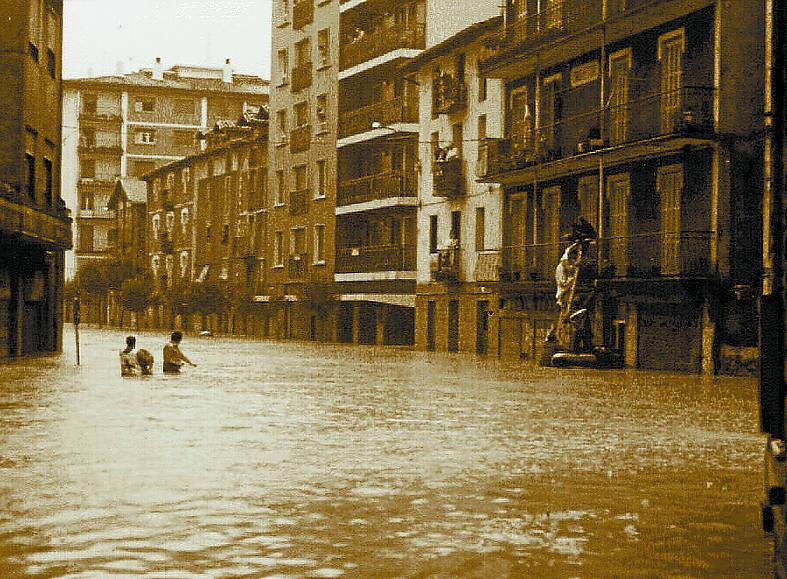 Andoain. Miembros de salvamento rescatan a vecinos en la calle Zumea. 