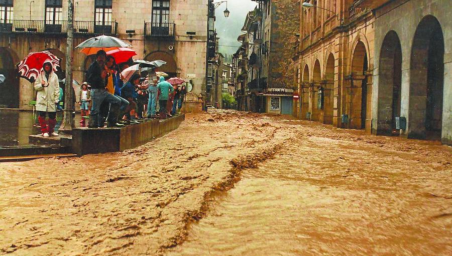 Vecinos de Azkoitia contemplan la riada de 1983 desde Plaza Nagusia. 