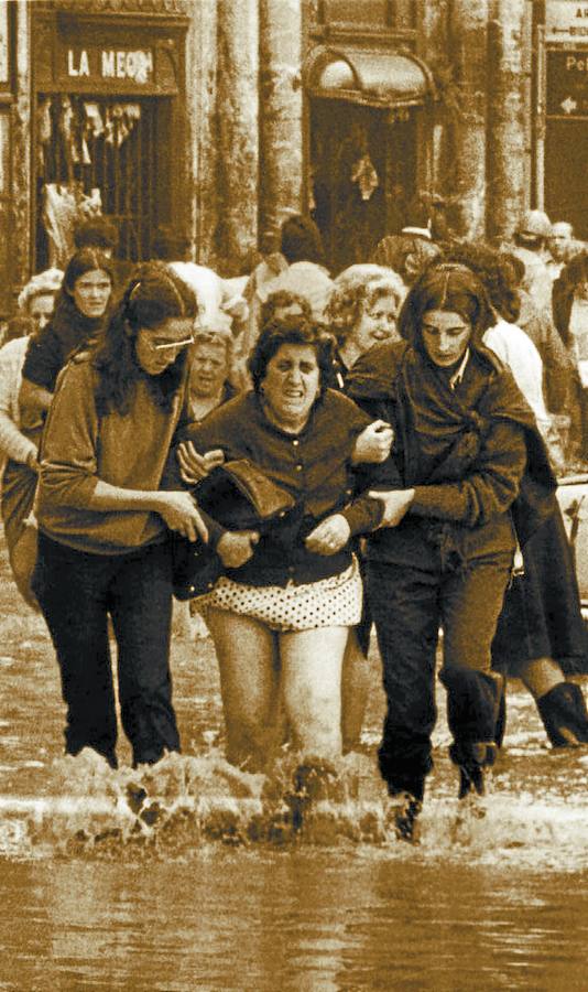 Bilbao. Rescate de una mujer en una calle del Casco Viejo. 