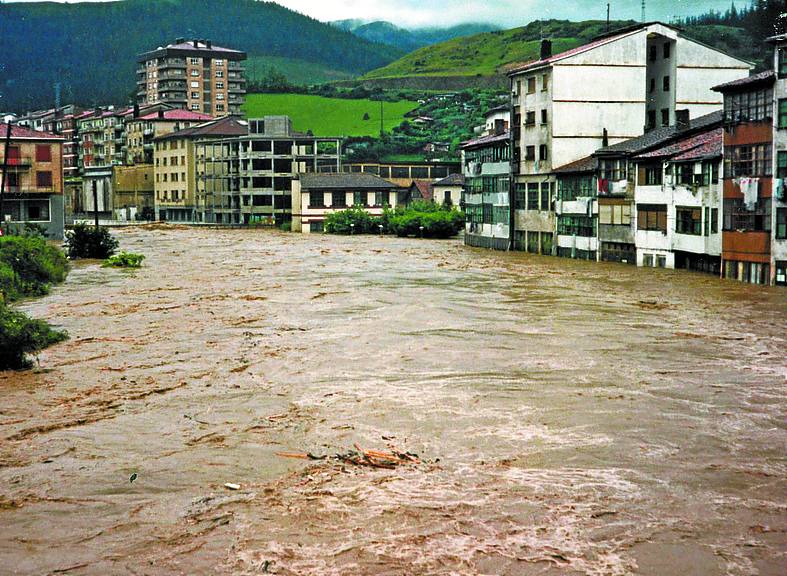 Elgoibar. El río Deba creció y creció en Elgoibar. 