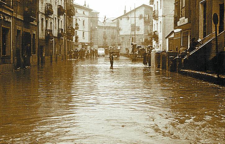 Lasarte-Oria. La calle Estación, anegada. 