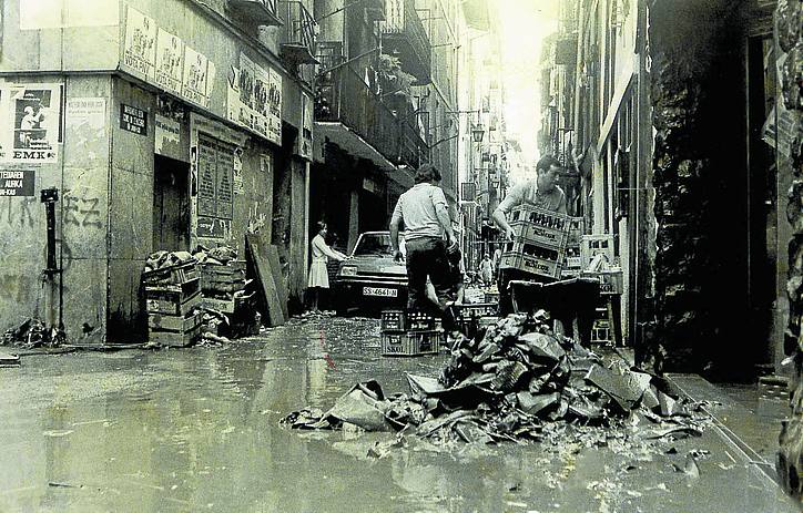 Tolosa. Limpieza de la calle Arostegieta. 