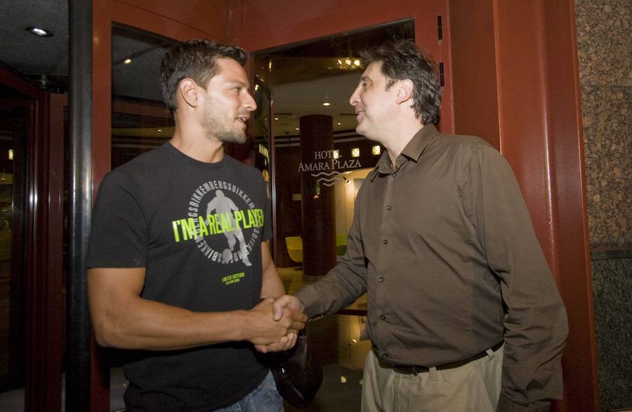 2009. El director deportivo de la Real Sociedad, Lorenzo Juarros, saluda al nuevo futbolista txuri-urdin De la Bella a su llegada a San Sebastián.