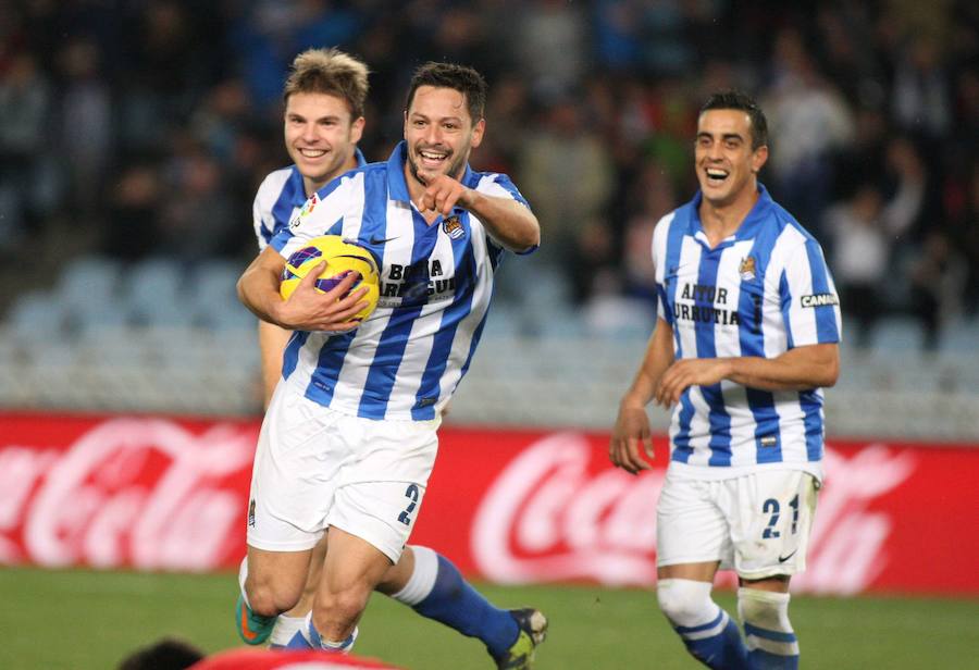 2012. De la Bella celebra su gol en el partido contra el Sevilla. 
