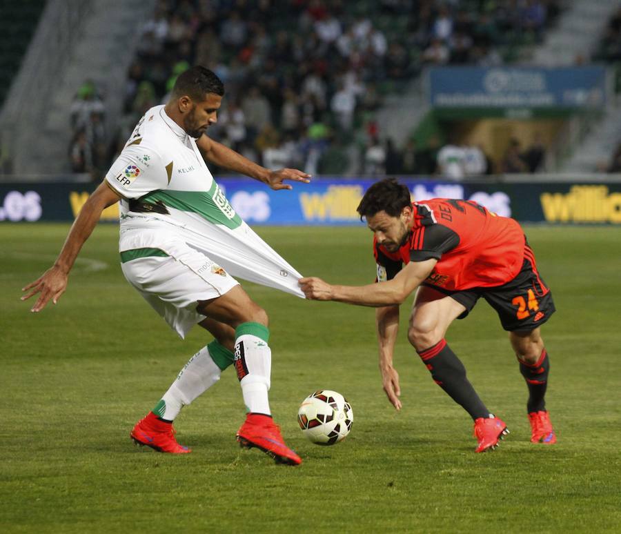 2015. De la Bella agarra la camistea de Jonthas en el partido entre la Real Sociedad y el Elche. 