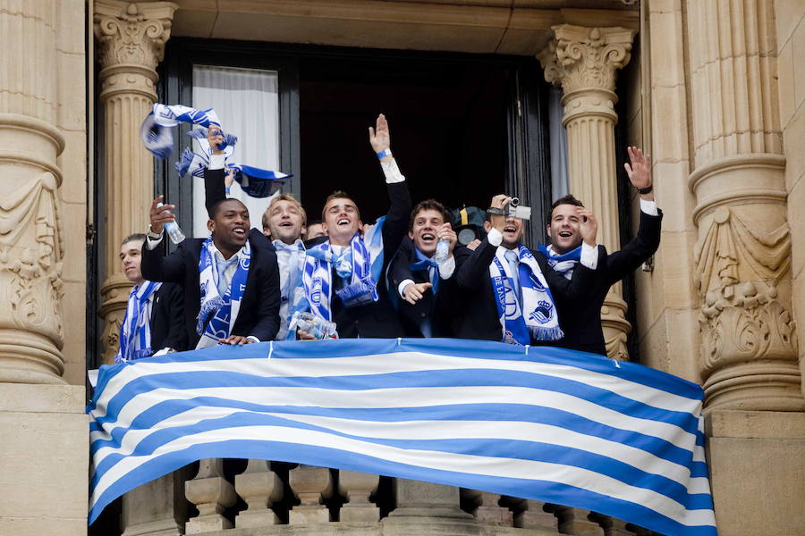 2010. Franck Songo´o, Diego Rivas, Antoine Griezmann, Gorka Elustondo y De la Bella celebran el ascenso a Primera División de la Real Sociedad. 