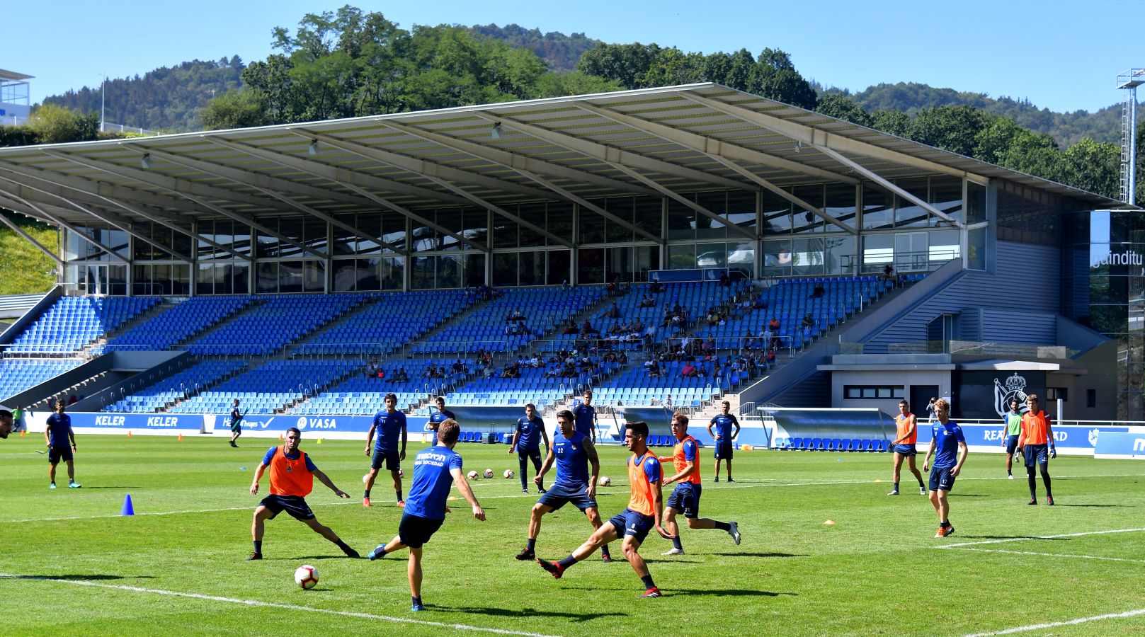 Navas y Moya se incorporan al primer entrenamiento de la semana con el que los realistas preparan el derbi contra el Eibar el viernes en Ipurua (22.00 horas). El inicio de la sesión estaba anunciado a las 10.30 horas pero no ha sido hasta las 11.45 cuando los 22 futbolistas que se entrenan a las órdenes de Asier Garitano han aparecido por la bocana de vestuarios.