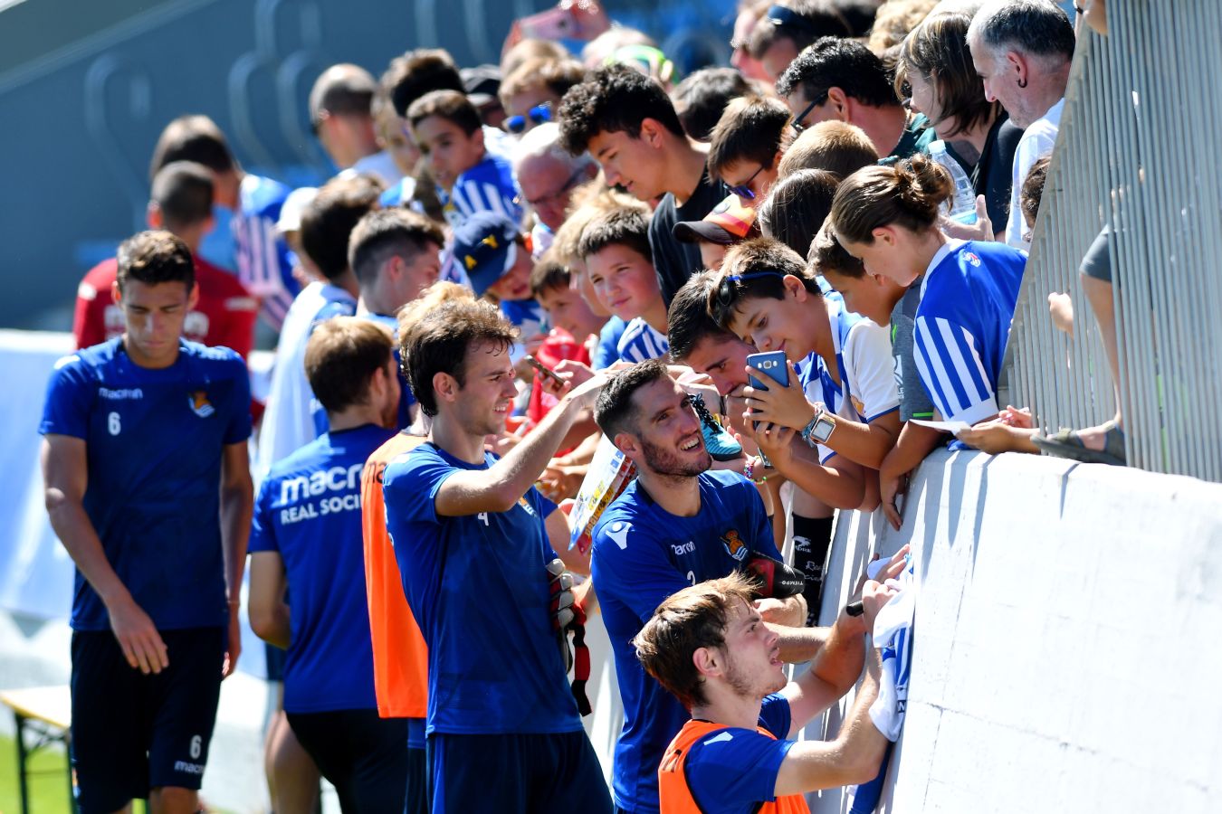 Navas y Moya se incorporan al primer entrenamiento de la semana con el que los realistas preparan el derbi contra el Eibar el viernes en Ipurua (22.00 horas). El inicio de la sesión estaba anunciado a las 10.30 horas pero no ha sido hasta las 11.45 cuando los 22 futbolistas que se entrenan a las órdenes de Asier Garitano han aparecido por la bocana de vestuarios.
