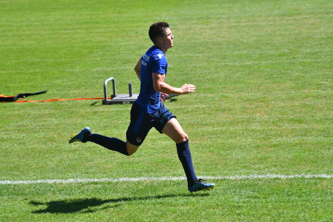 Navas y Moya se incorporan al primer entrenamiento de la semana con el que los realistas preparan el derbi contra el Eibar el viernes en Ipurua (22.00 horas). El inicio de la sesión estaba anunciado a las 10.30 horas pero no ha sido hasta las 11.45 cuando los 22 futbolistas que se entrenan a las órdenes de Asier Garitano han aparecido por la bocana de vestuarios.