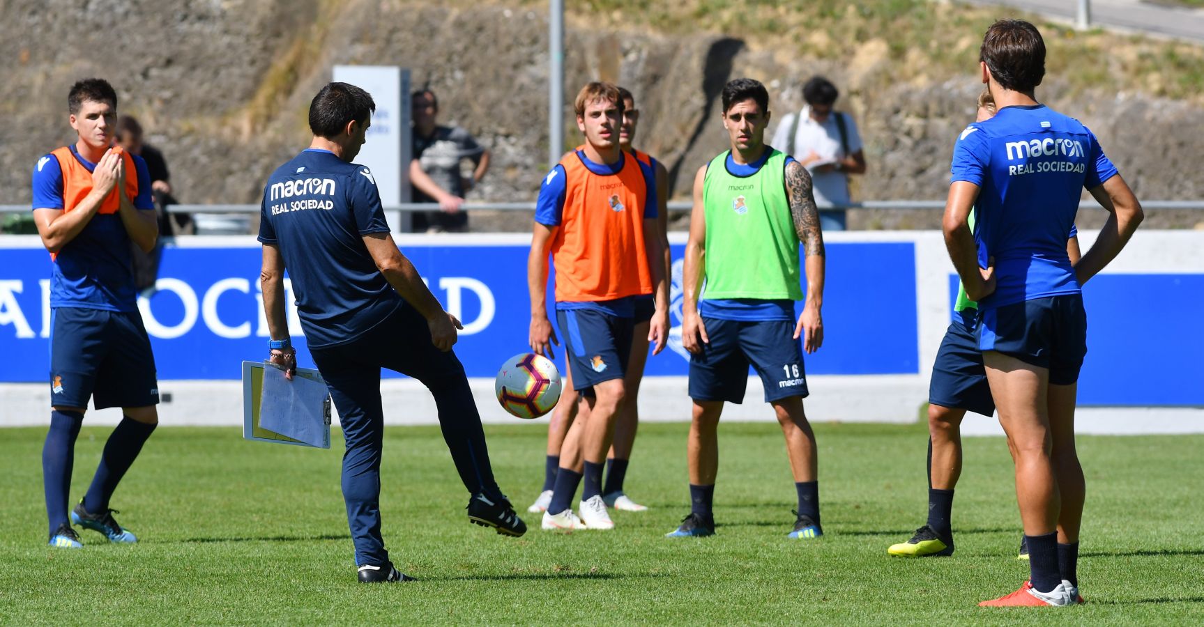 Navas y Moya se incorporan al primer entrenamiento de la semana con el que los realistas preparan el derbi contra el Eibar el viernes en Ipurua (22.00 horas). El inicio de la sesión estaba anunciado a las 10.30 horas pero no ha sido hasta las 11.45 cuando los 22 futbolistas que se entrenan a las órdenes de Asier Garitano han aparecido por la bocana de vestuarios.