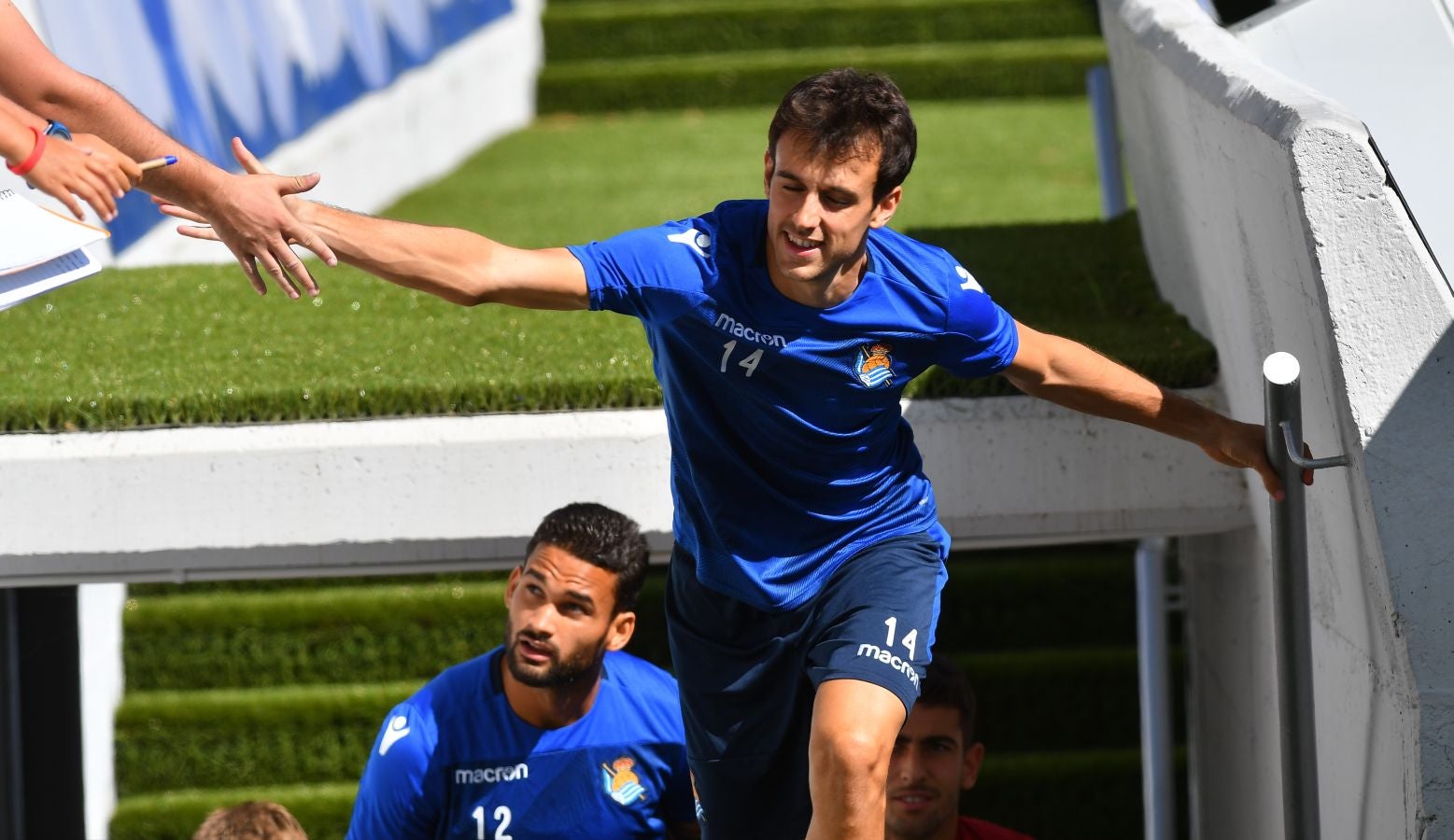 Navas y Moya se incorporan al primer entrenamiento de la semana con el que los realistas preparan el derbi contra el Eibar el viernes en Ipurua (22.00 horas). El inicio de la sesión estaba anunciado a las 10.30 horas pero no ha sido hasta las 11.45 cuando los 22 futbolistas que se entrenan a las órdenes de Asier Garitano han aparecido por la bocana de vestuarios.